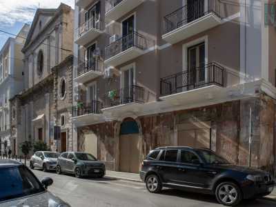 Ci spostiamo ora nel vicino quartiere Libert�, dove in via Sagarriga Visconti ad angolo con via Calefati...